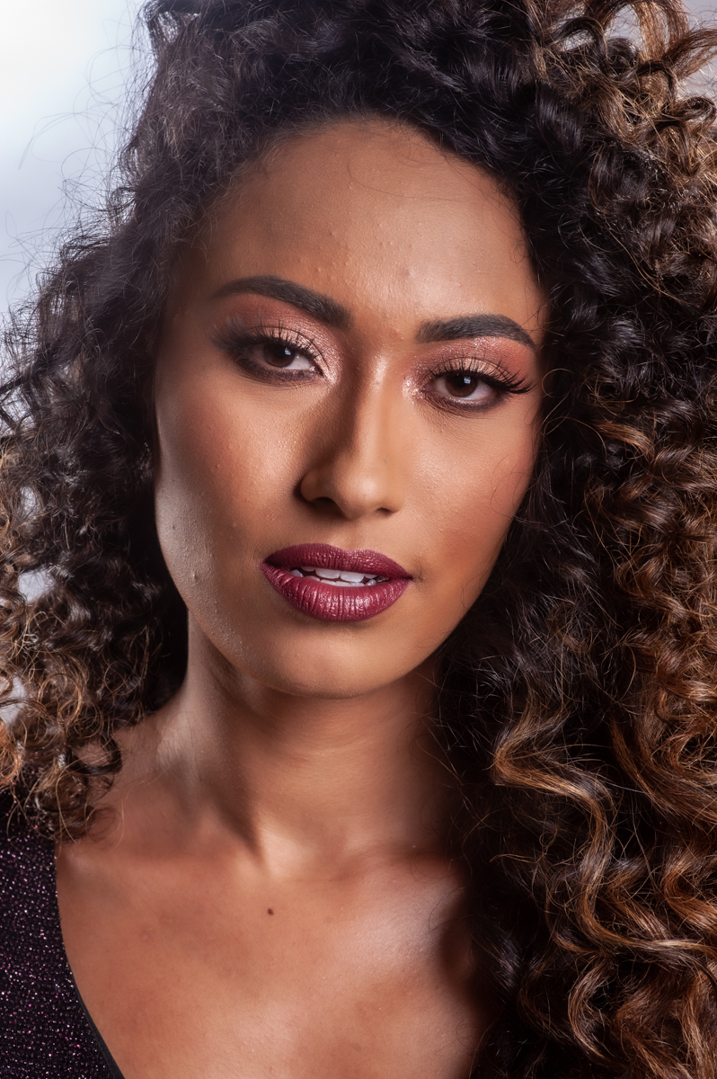 retrato feminino - modelo - sorriso e mulher - mulher linda - vestido dourado - cachos  - morena brasileira - retrato profissional - studio fotografico- studio no gama 