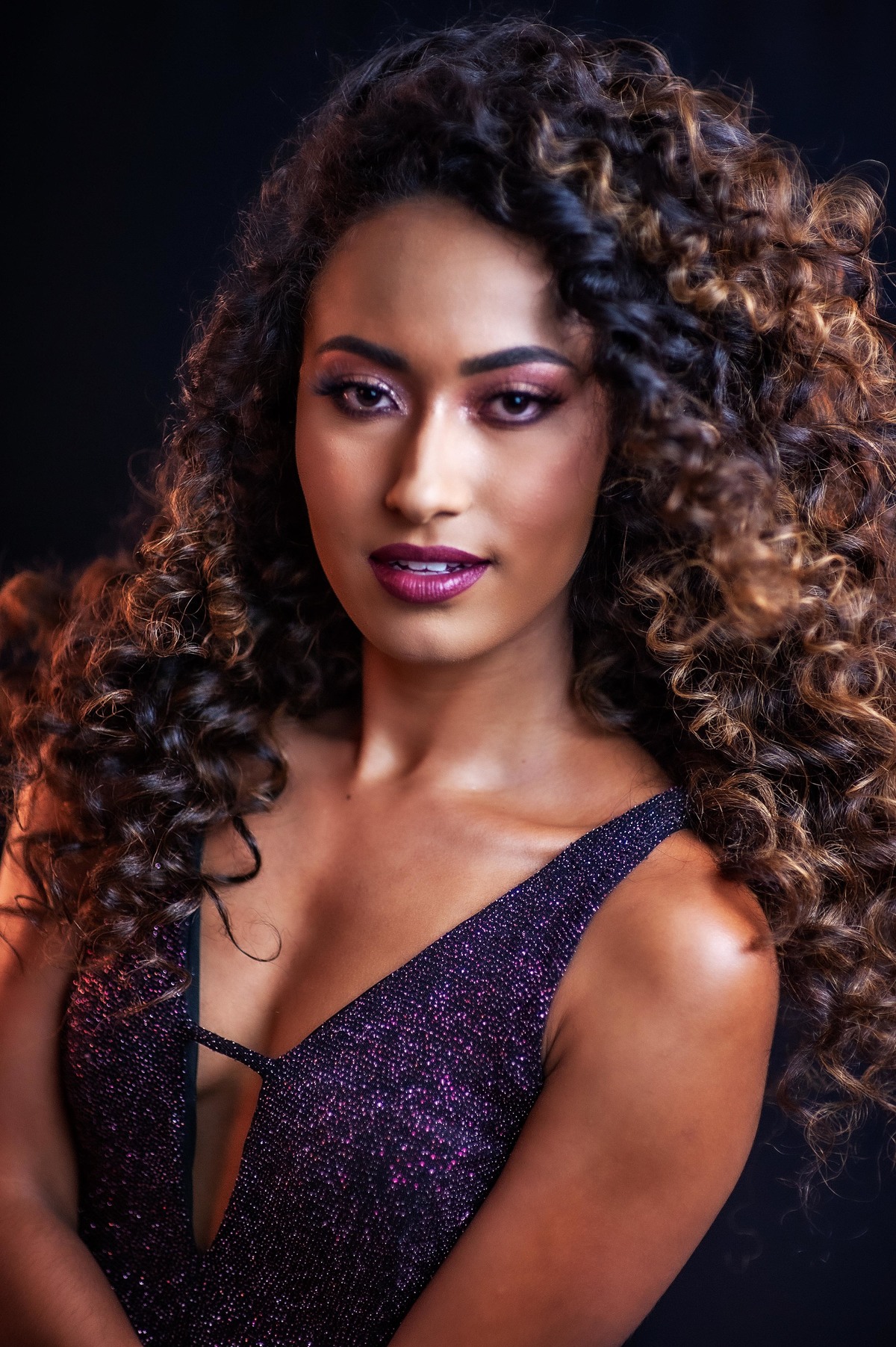 retrato feminino - modelo - sorriso e mulher - mulher linda - vestido dourado - cachos  - morena brasileira - retrato profissional - studio fotografico- studio no gama 