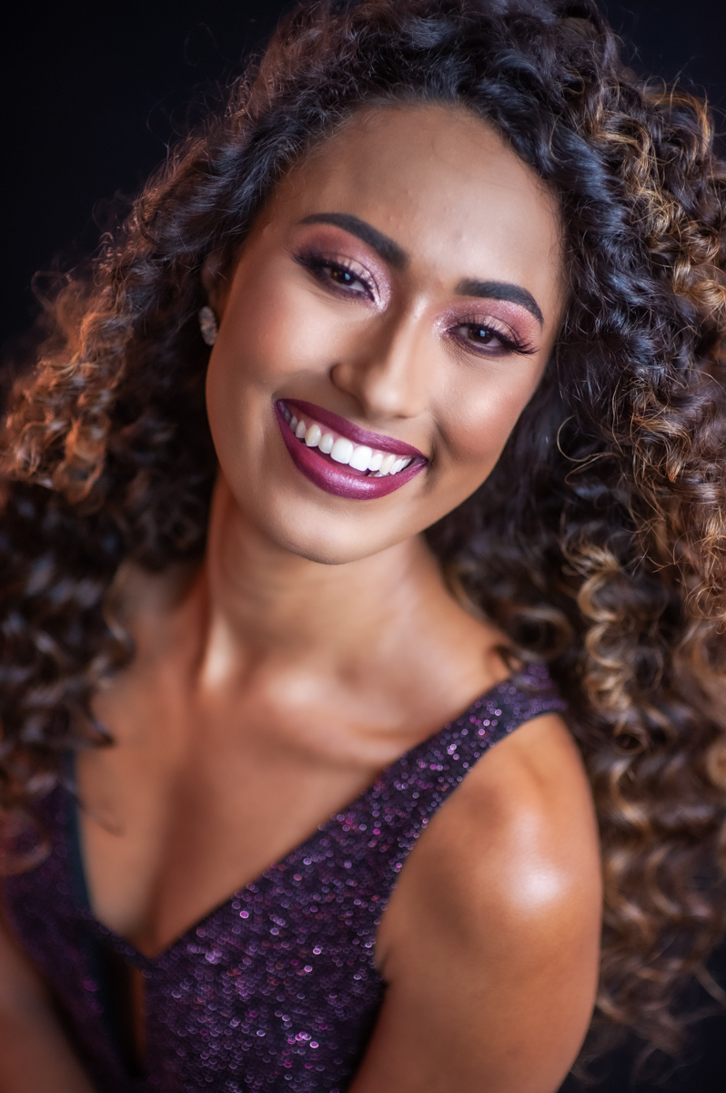 retrato feminino - modelo - sorriso e mulher - mulher linda - vestido dourado - cachos  - morena brasileira - retrato profissional - studio fotografico- studio no gama 