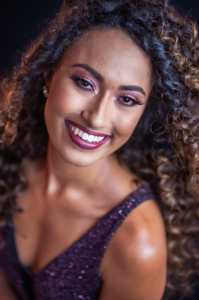 retrato feminino - modelo - sorriso e mulher - mulher linda - vestido dourado - cachos  - morena brasileira - retrato profissional - studio fotografico- studio no gama 