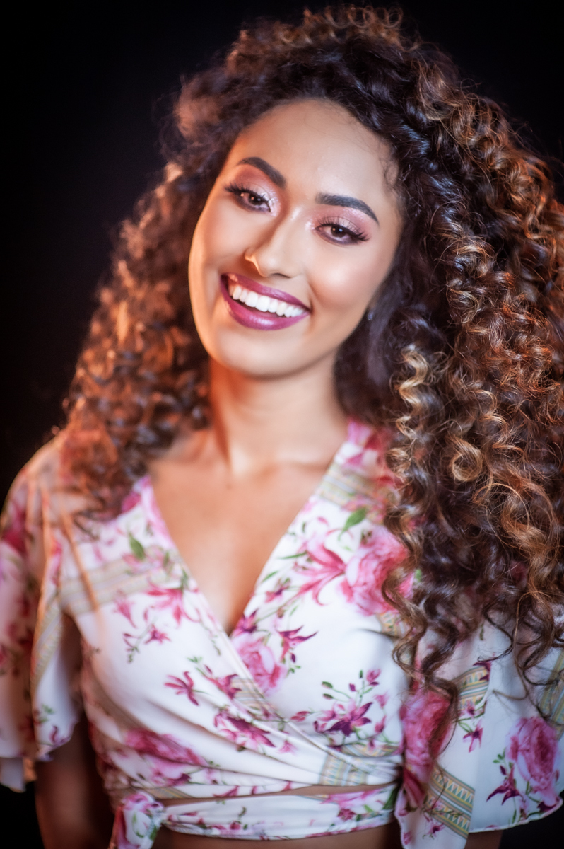 retrato feminino - modelo - sorriso e mulher - mulher linda - vestido dourado - cachos  - morena brasileira - retrato profissional - studio fotografico- studio no gama 