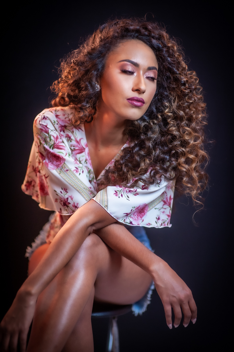 retrato feminino - modelo - sorriso e mulher - mulher linda - vestido dourado - cachos  - morena brasileira - retrato profissional - studio fotografico- studio no gama 