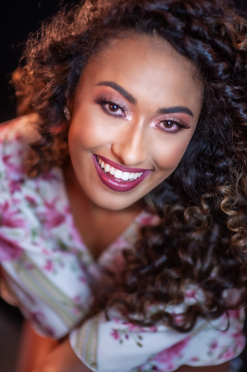 retrato feminino - modelo - sorriso e mulher - mulher linda - vestido dourado - cachos  - morena brasileira - retrato profissional - studio fotografico- studio no gama 