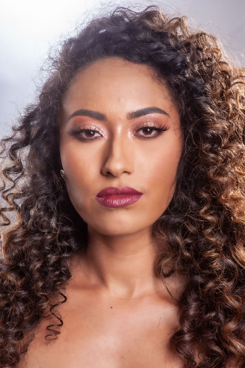 retrato feminino - modelo - sorriso e mulher - mulher linda - vestido dourado - cachos  - morena brasileira - retrato profissional - studio fotografico- studio no gama 