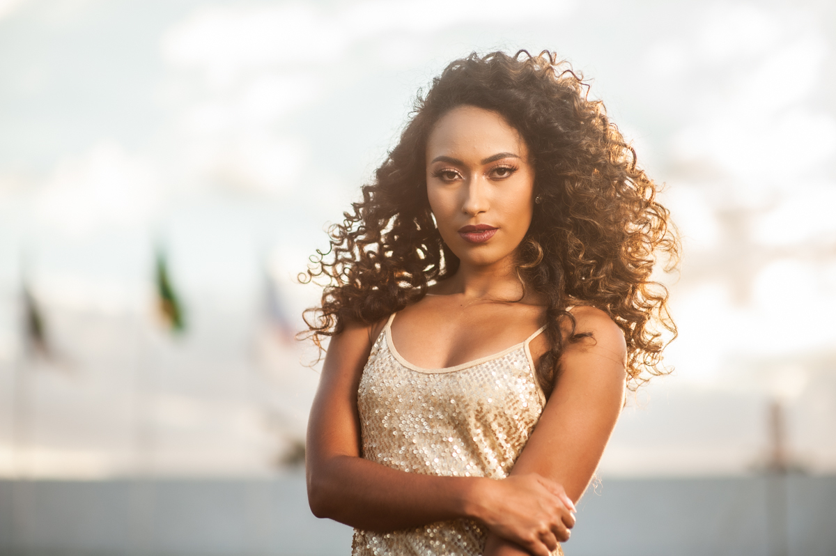 retrato feminino - modelo - sorriso e mulher - mulher linda - vestido dourado - cachos  - morena brasileira - retrato profissional - studio fotografico- studio no gama 