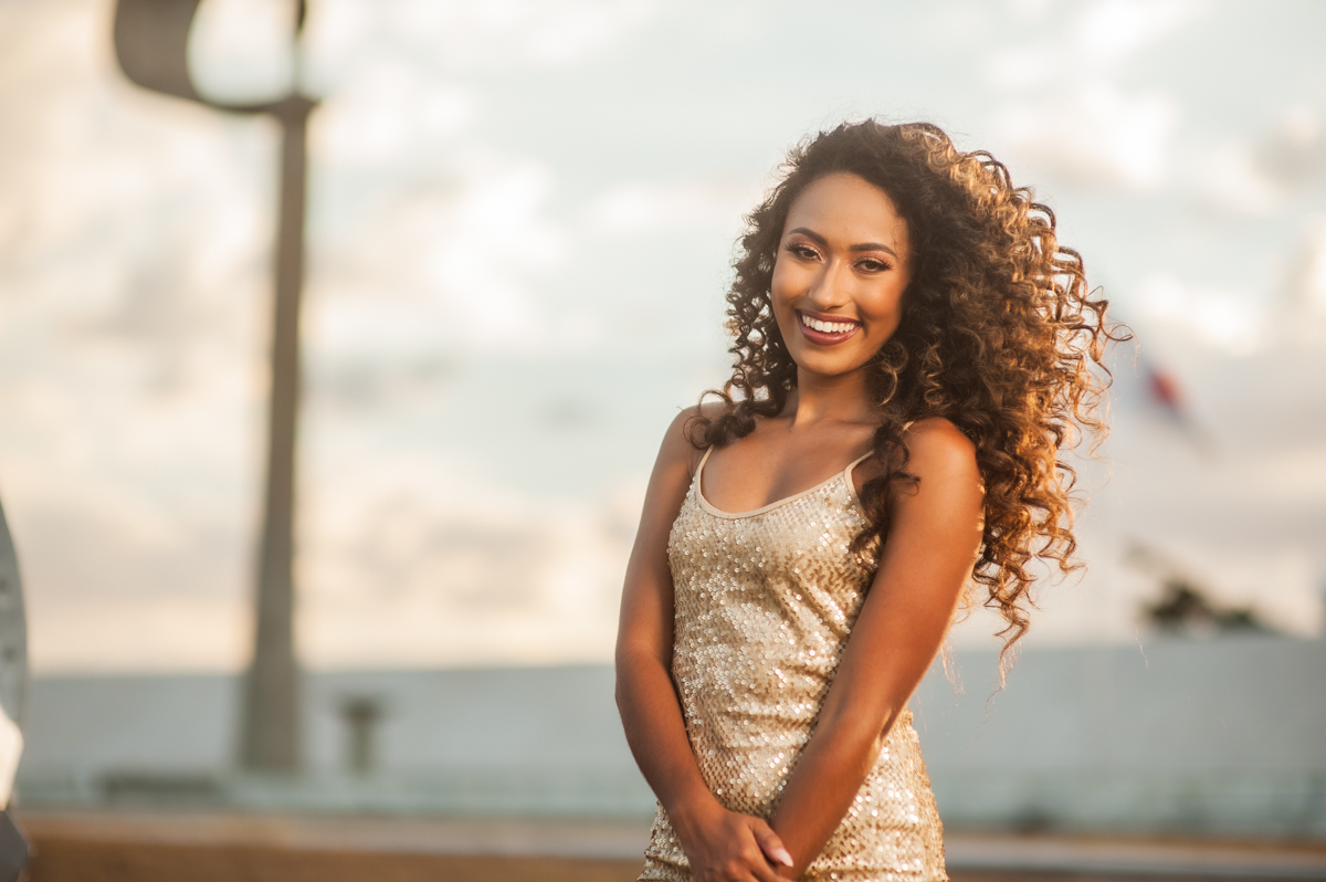 retrato feminino - modelo - sorriso e mulher - mulher linda - vestido dourado - cachos  - morena brasileira - retrato profissional - studio fotografico- studio no gama 