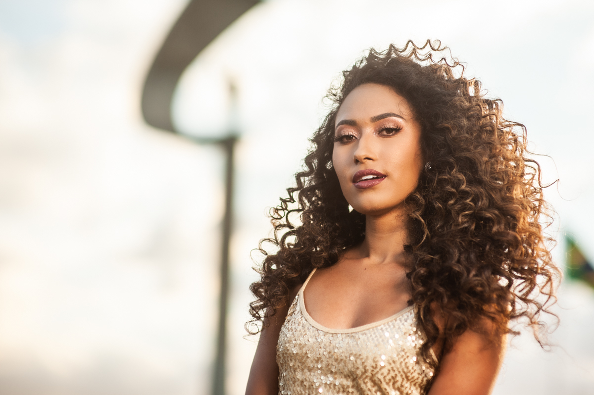 retrato feminino - modelo - sorriso e mulher - mulher linda - vestido dourado - cachos  - morena brasileira - retrato profissional - studio fotografico- studio no gama 