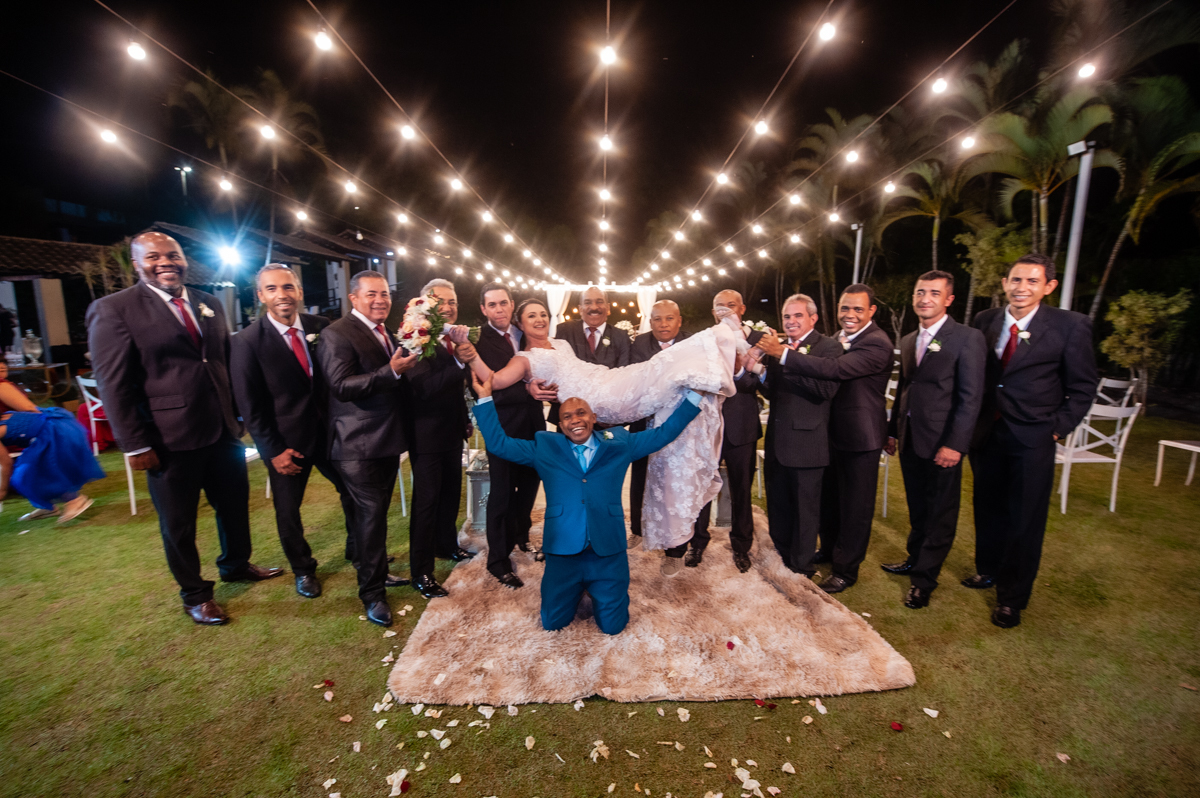 noivo segurando noiva 