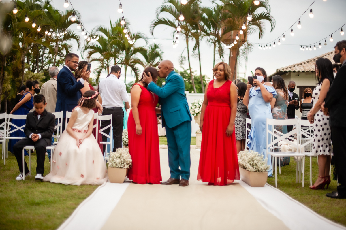 noivo beijando irmã