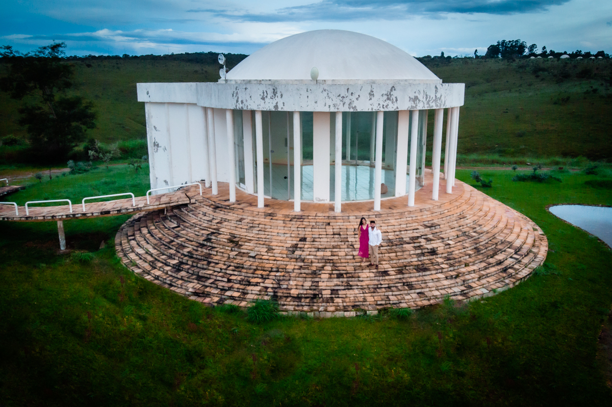 fotografico -  ensaio fotografico eric e jacqueline - ensaio fotografico paraiso na terra - natureza - braszalândia df - tempo paraiso na terra  - casal no fundo  