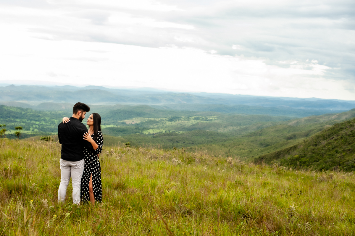 fotografico -  ensaio fotografico eric e jacqueline - ensaio fotografico paraiso na terra - natureza - braszalândia df - vale com casal  fim de tarde 
