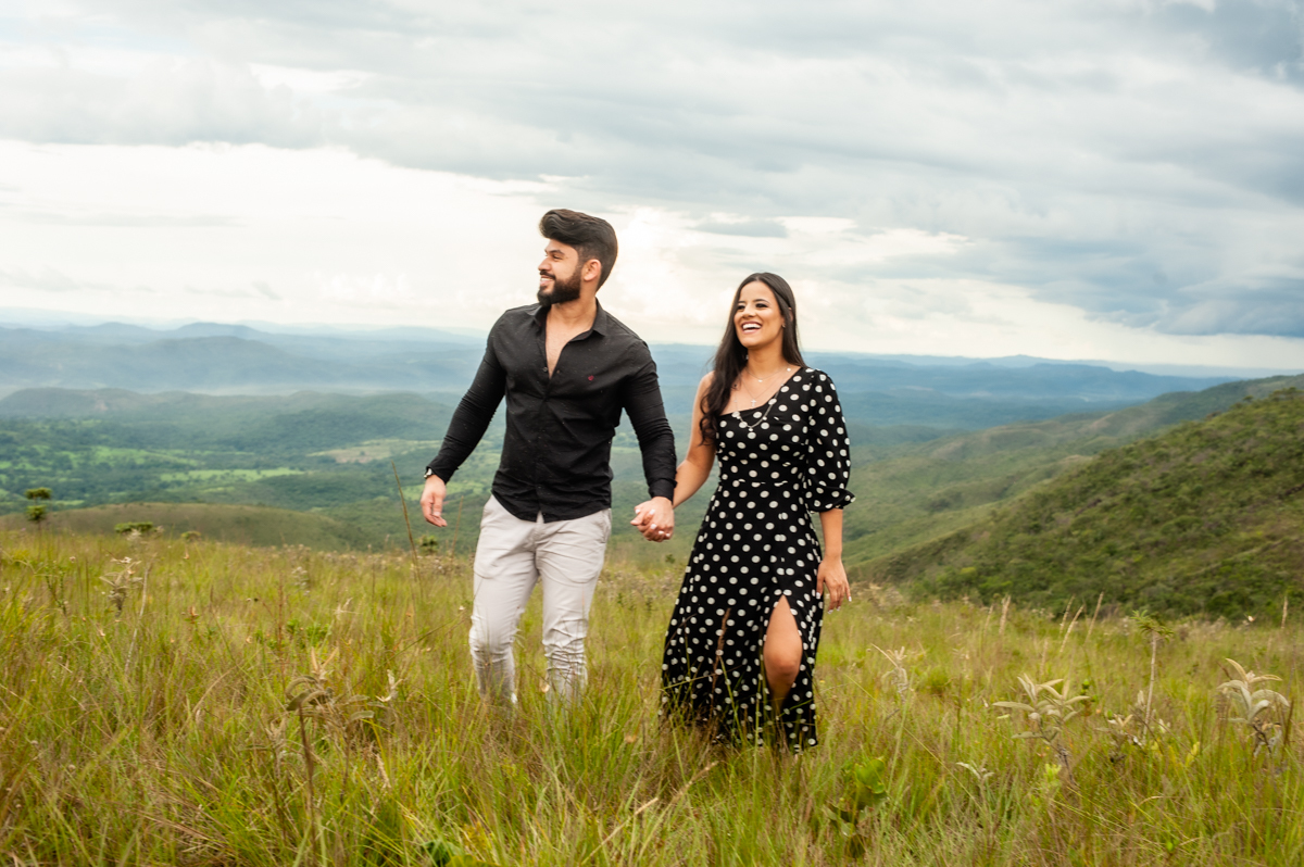 fotografico -  ensaio fotografico eric e jacqueline - ensaio fotografico paraiso na terra - natureza - braszalândia df- casal contemplando  - fim de dia  
