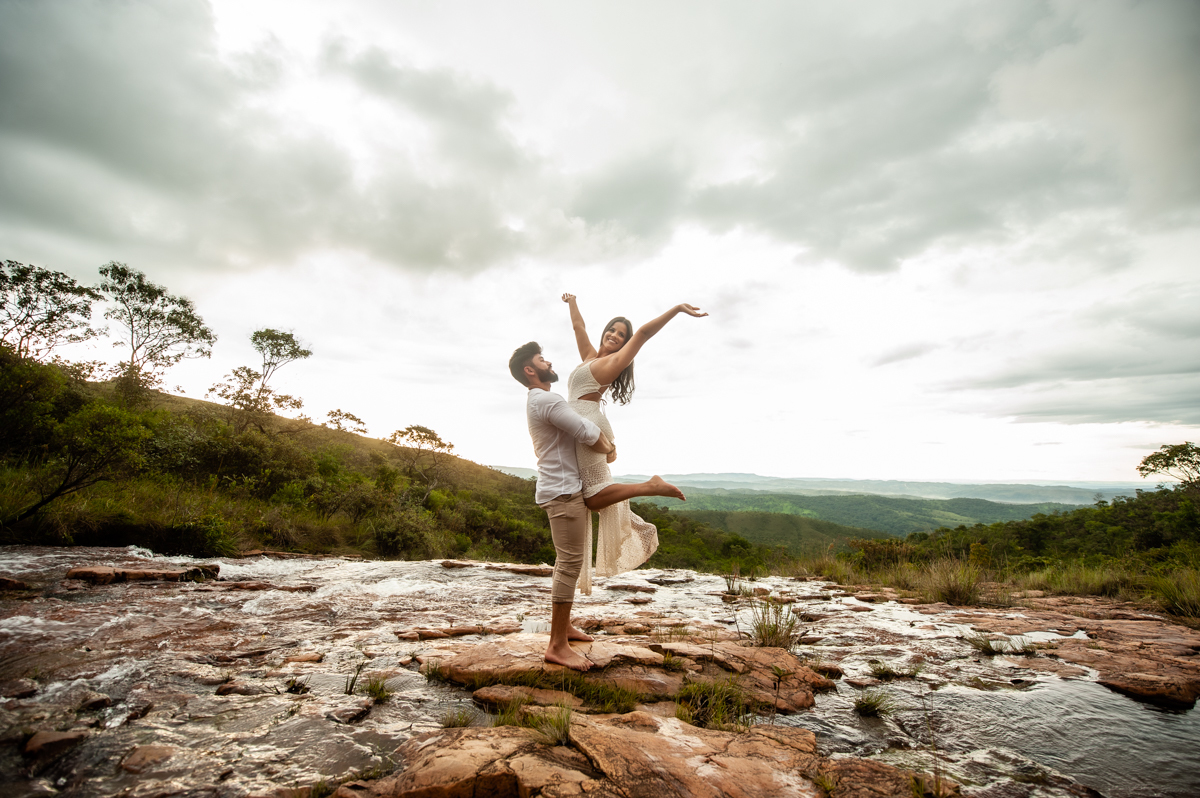 fotografico -  ensaio fotografico eric e jacqueline - ensaio fotografico paraiso na terra - natureza - braszalândia df - casal na cachoeira e rodando fim do dia 