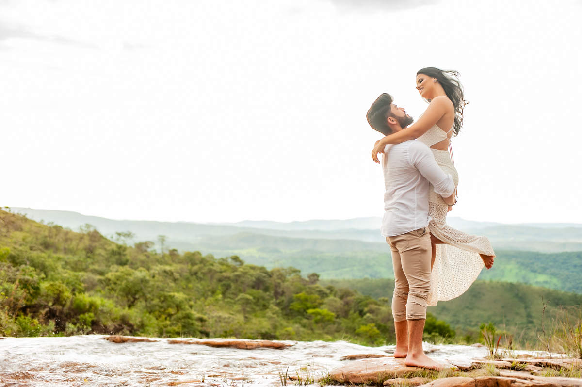 fotografico -  ensaio fotografico eric e jacqueline - ensaio fotografico paraiso na terra - natureza - braszalândia df - casal na cachoeira e fim do dia 
