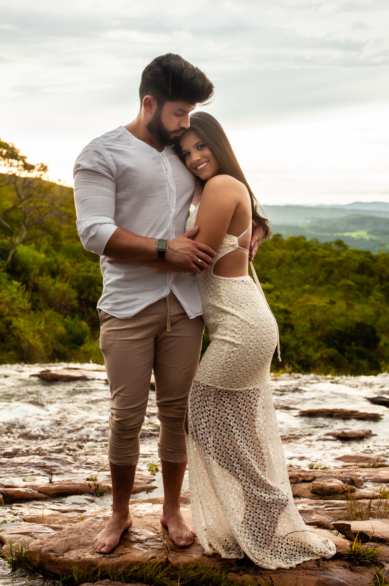 fotografico -  ensaio fotografico eric e jacqueline - ensaio fotografico paraiso na terra - natureza - braszalândia df - casal junto e fim do dia 