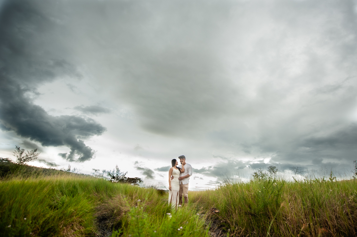 fotografico -  ensaio fotografico eric e jacqueline - ensaio fotografico paraiso na terra - natureza - braszalândia df  - fim do dia casal por do sol 