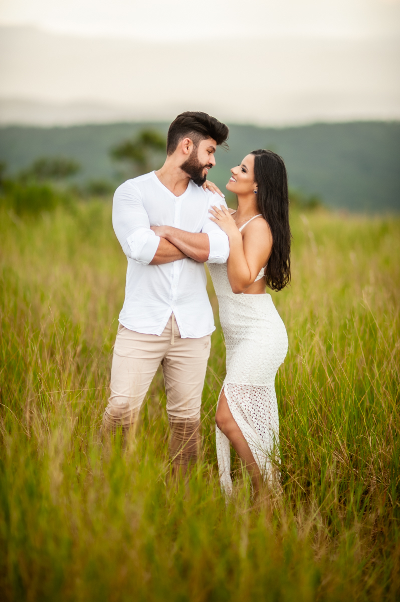 fotografico -  ensaio fotografico eric e jacqueline - ensaio fotografico paraiso na terra - natureza - braszalândia df  - - casal fim do dia com por do sol 