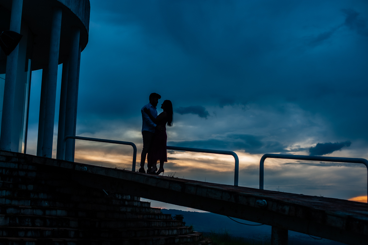 fotografico -  ensaio fotografico eric e jacqueline - ensaio fotografico paraiso na terra - natureza - braszalândia df - sunueta de casal 