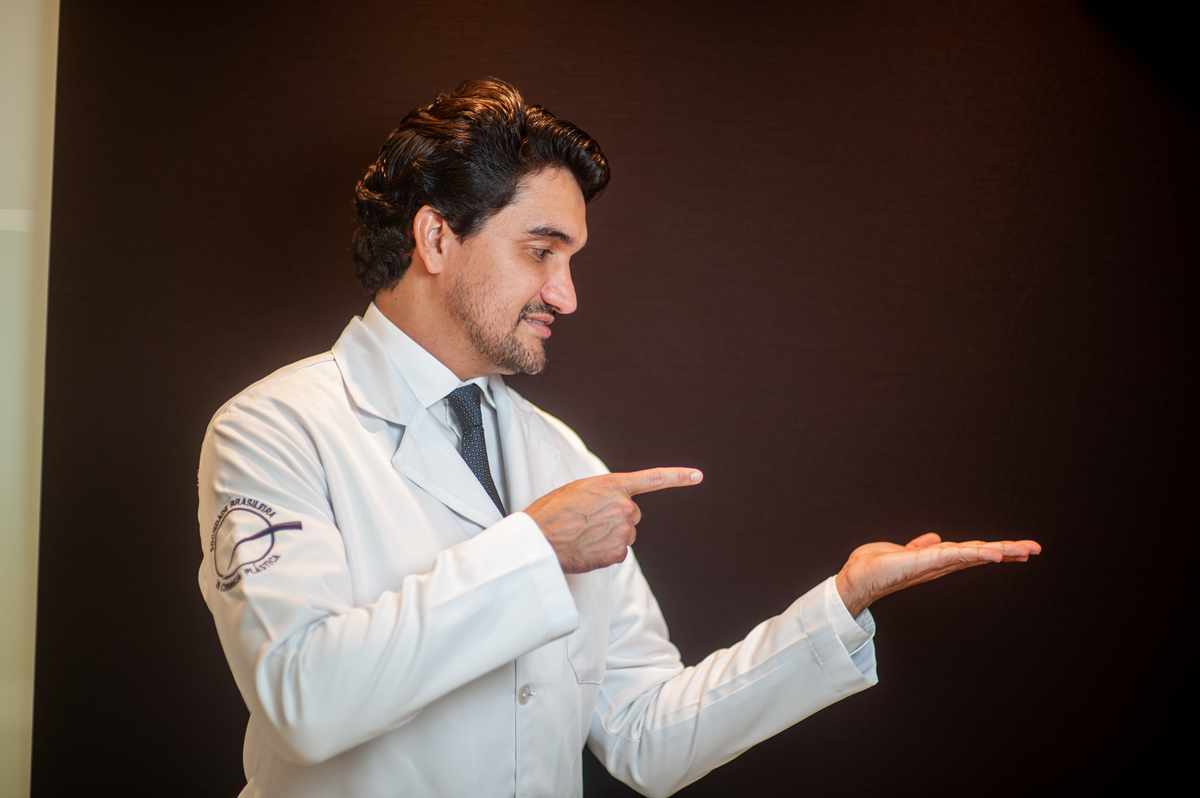 Médico fotografado em seu ambiente de trabalho