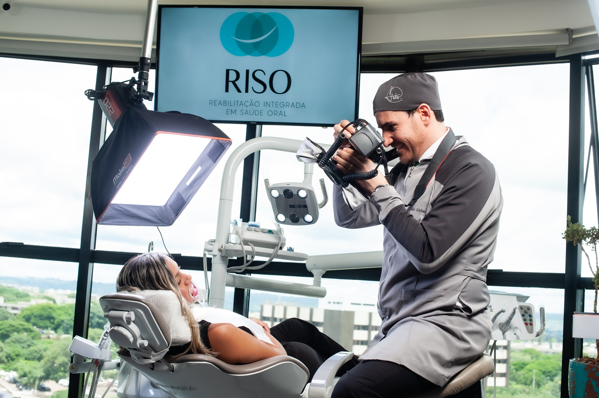 Bastidores de produção fotográfica em uma clínica