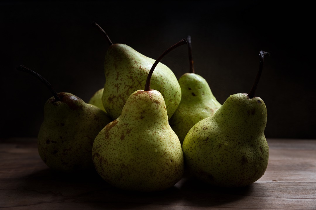 Pears Colors and Shadows dark mood Food Still life Pears Bravo Fotografia 2020Fotografia 2020