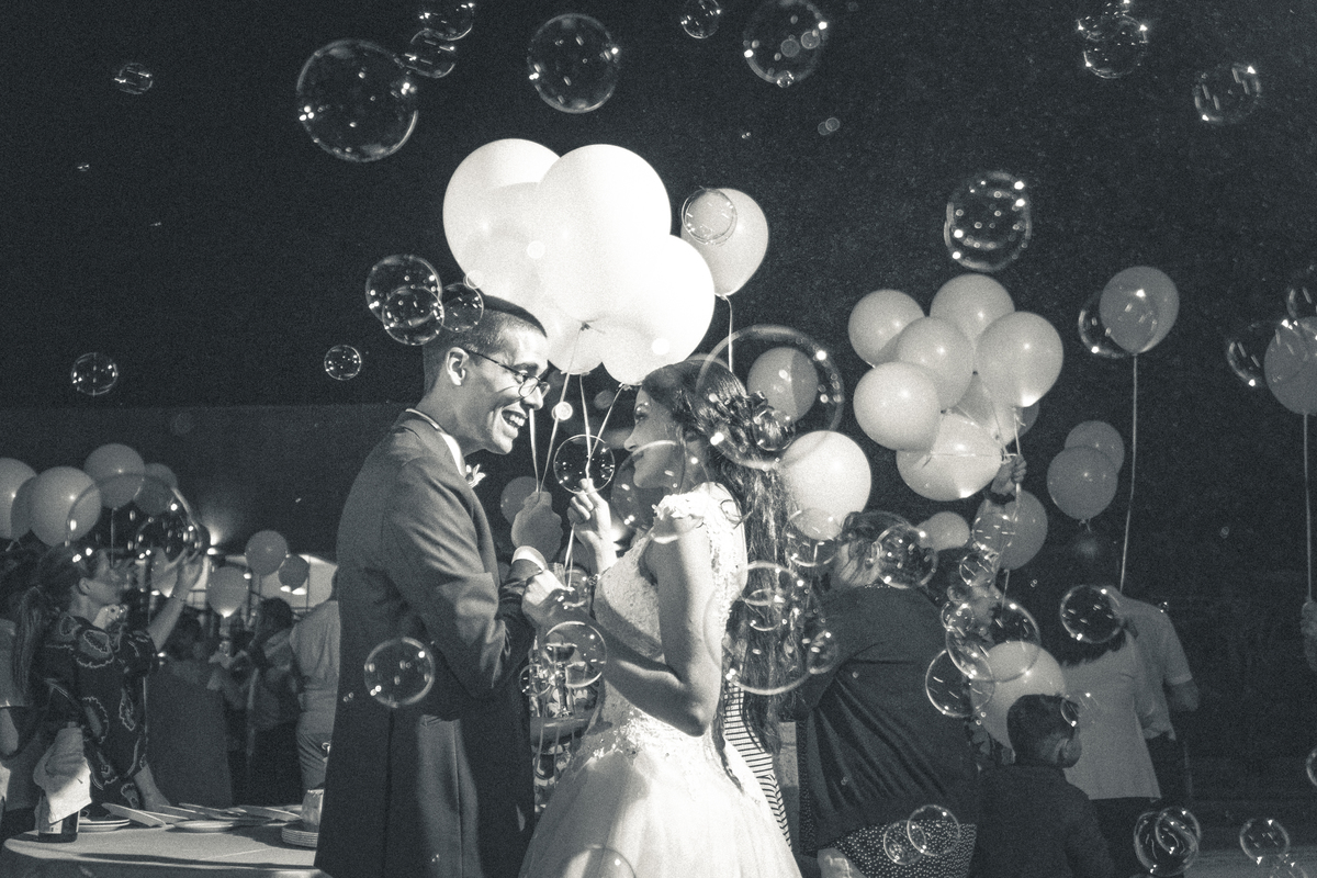 Corte de bolo no casamento.