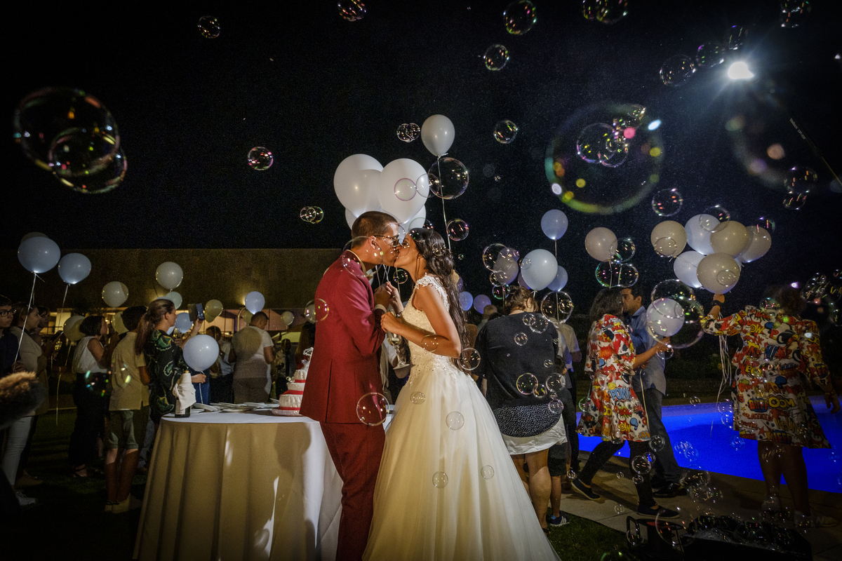 Corte de bolo no casamento.