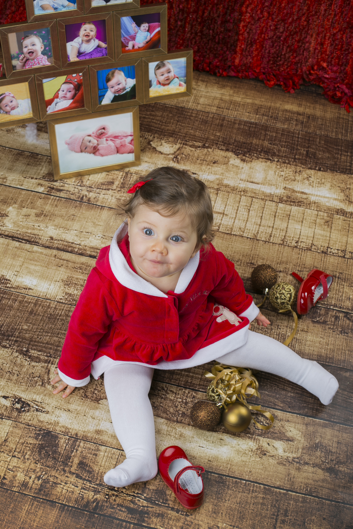 bebé na sessão de natal no estúdio em Vale de Cambra