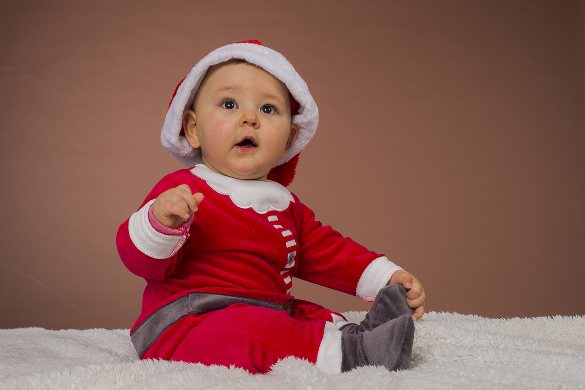 Sessão Fotográfica de Natal com bebé admirado