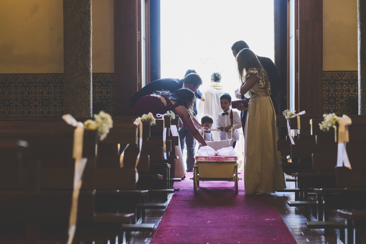Entrada da noiva de carrinho com a filha para batismo