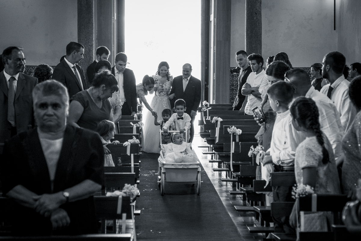 Entrada da noiva de carrinho com a filha 