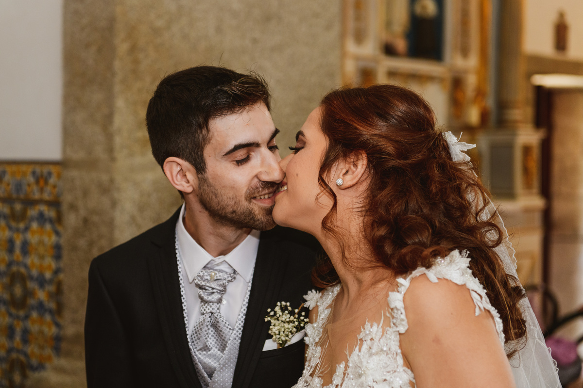 Noivos a darem beijo