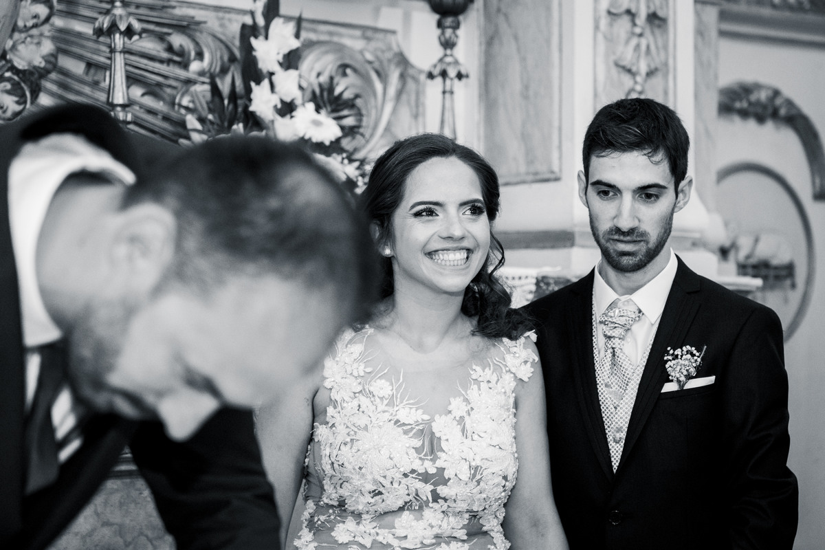 Noivos a assinar no casamento