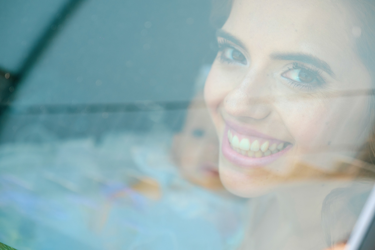 Noiva no carro com reflexo