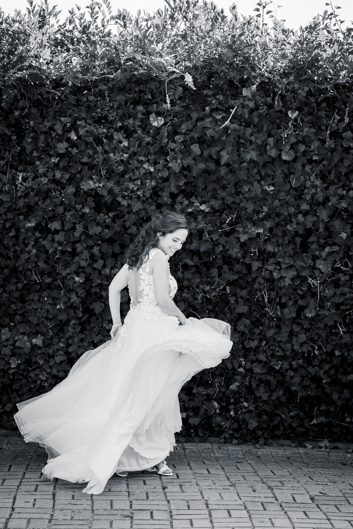 Noiva no jardim a rodar o vestido