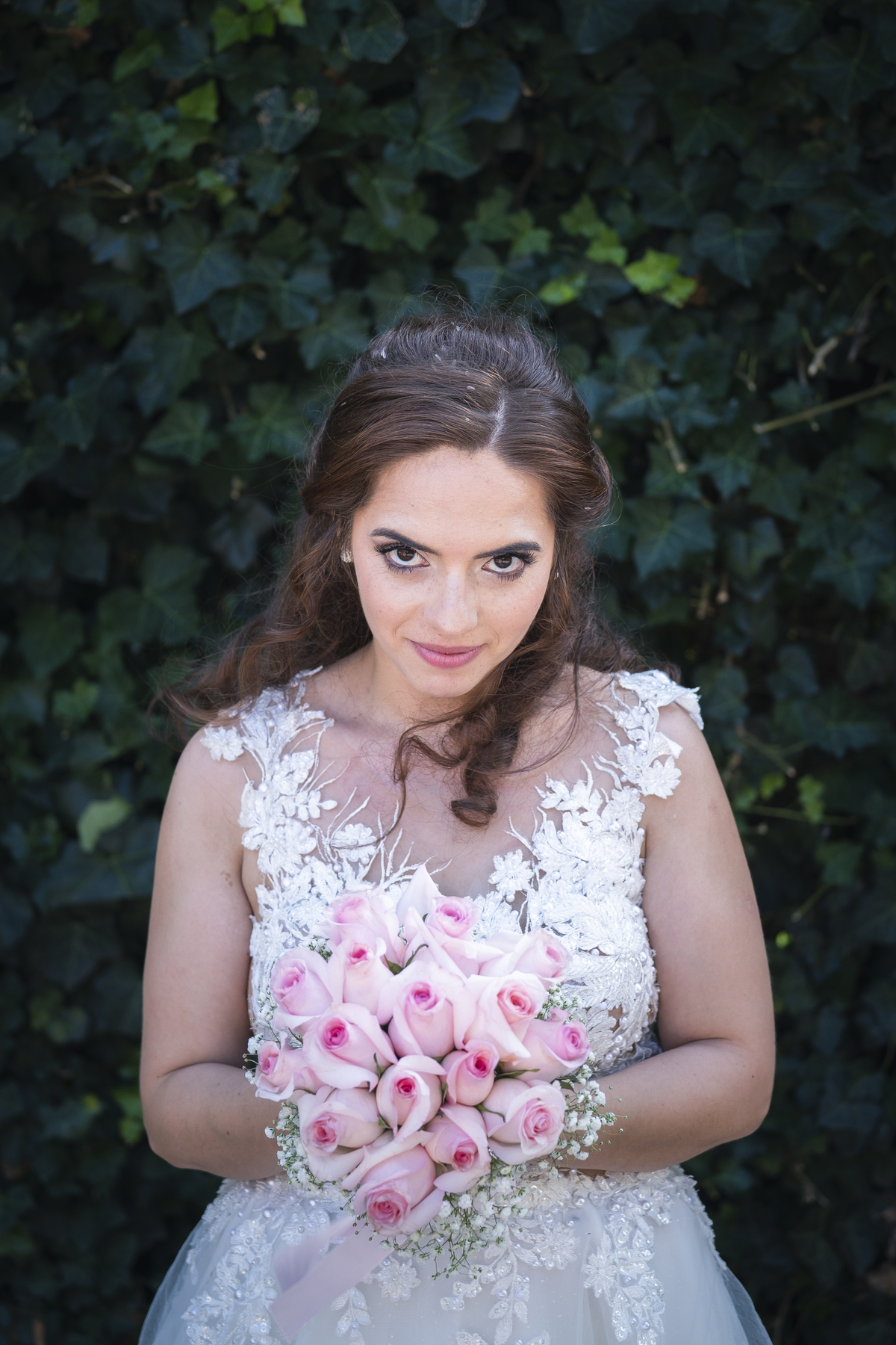 Noiva no jardim com o ramo