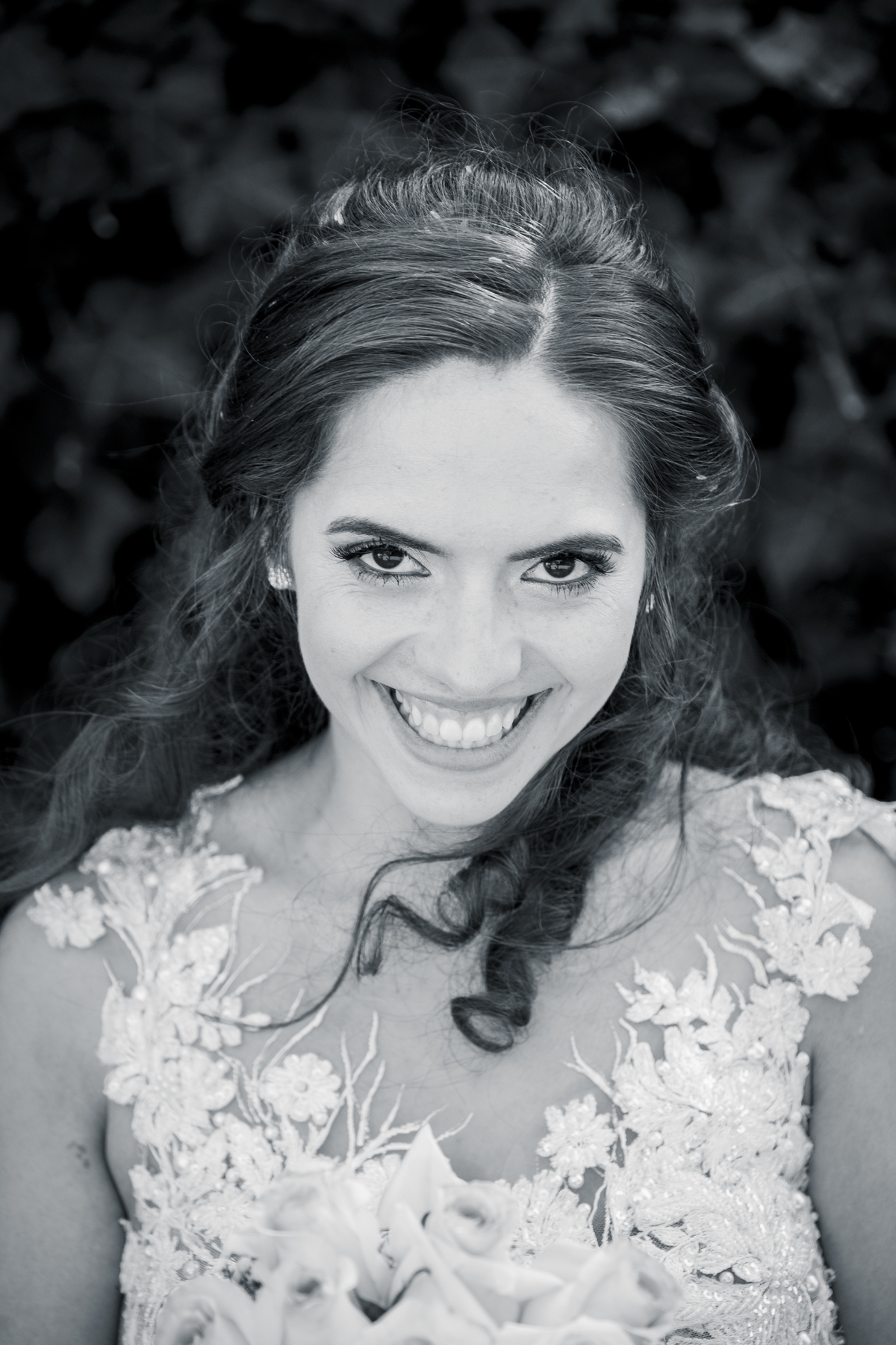 Noiva no jardim com o ramo a preto e branco