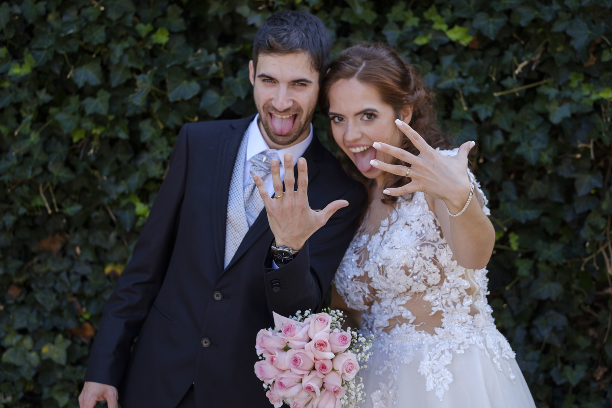 Noivos no jardim divertidos