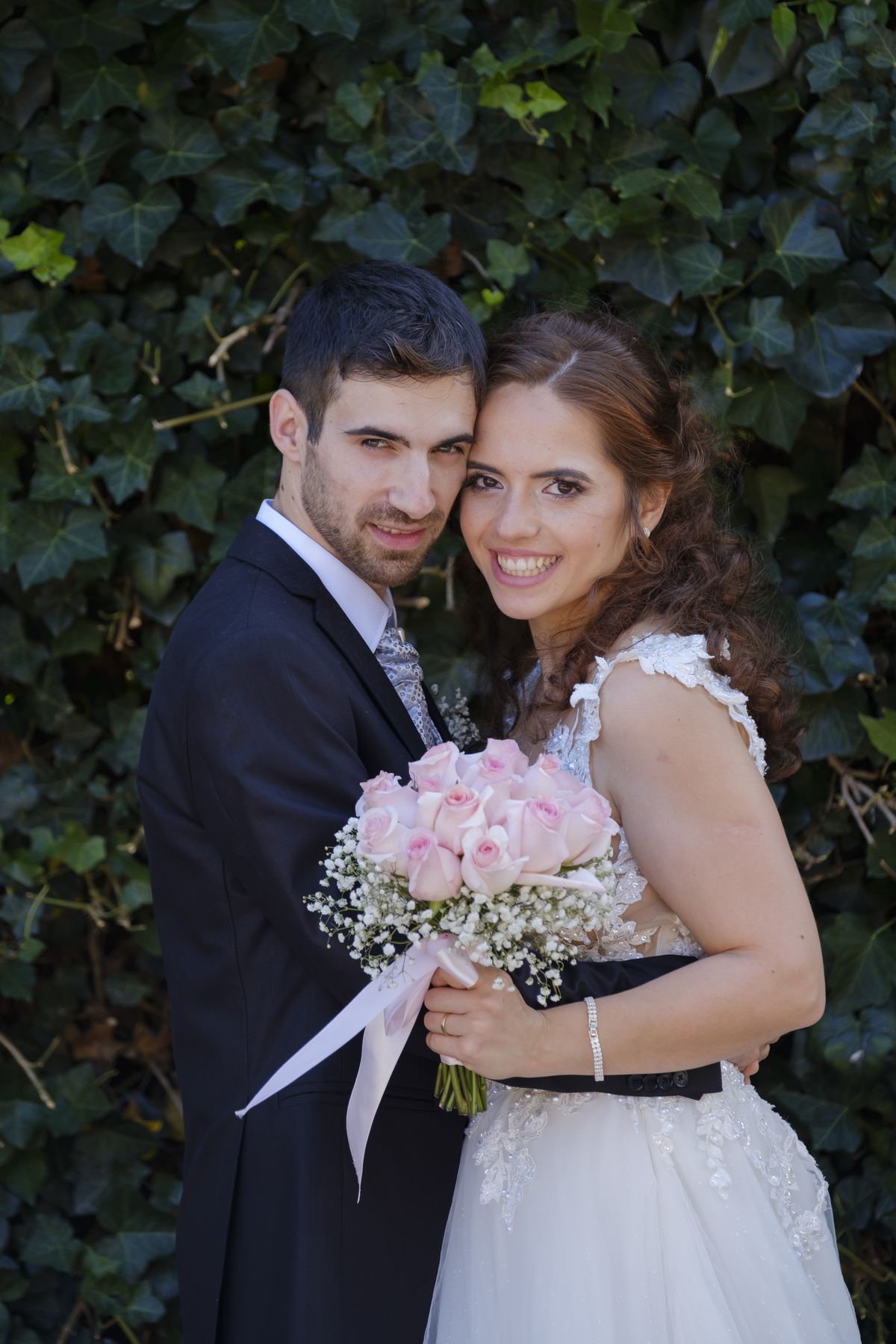 Noivos no jardim com o ramo