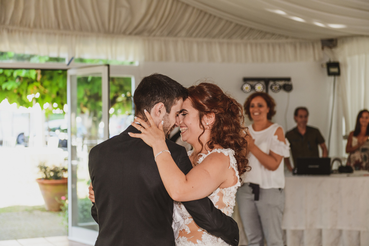 Noivos apaixonados no Hotel São Pedro a dançar