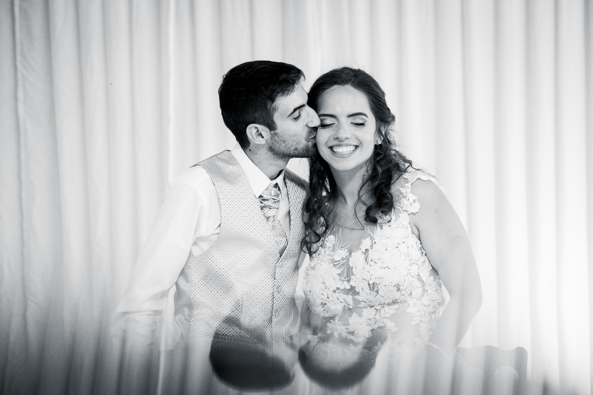 Noivos apaixonados no Hotel São Pedro