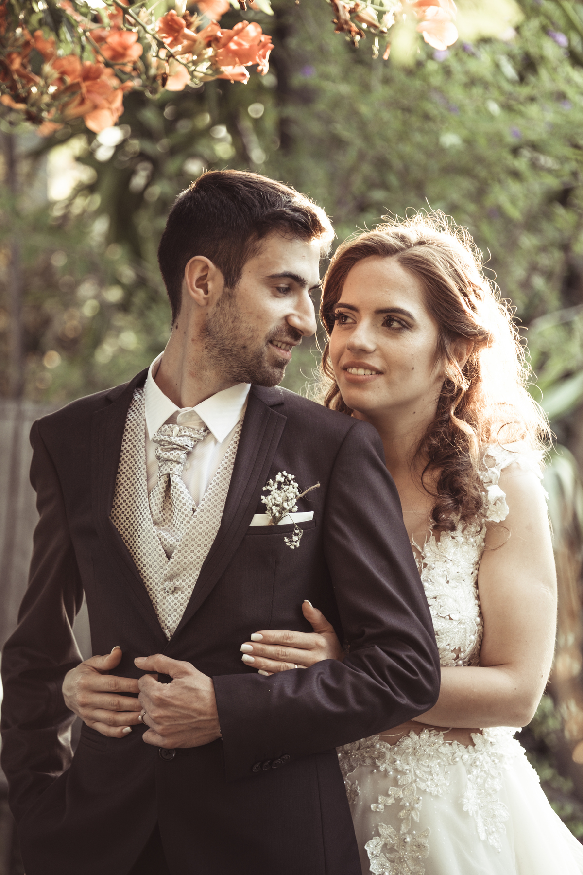 Noivos apaixonados  no jardim do Hotel São Pedro 