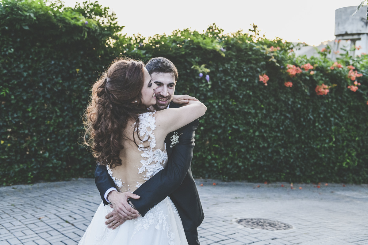 Noivos no jardim abraçados