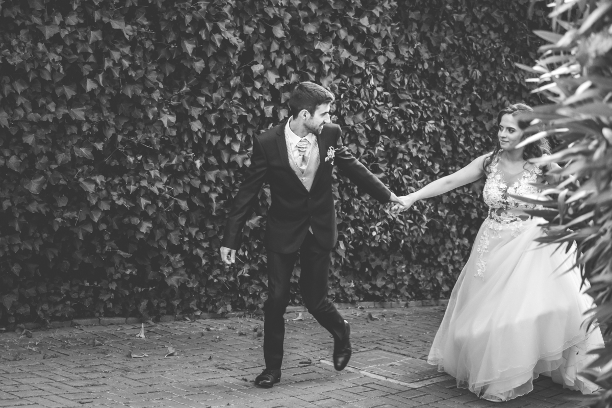 Noivo a conduzir a noiva