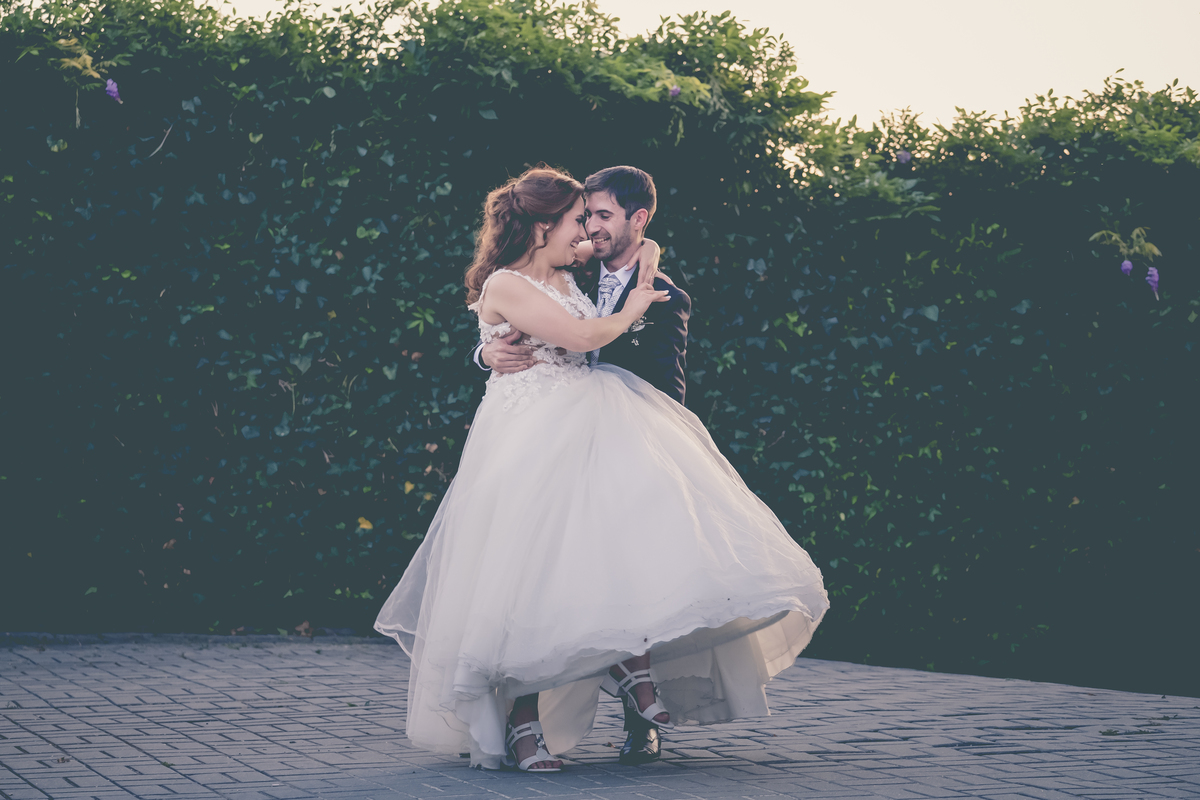 Noivos apaixonados no jardim abraçados