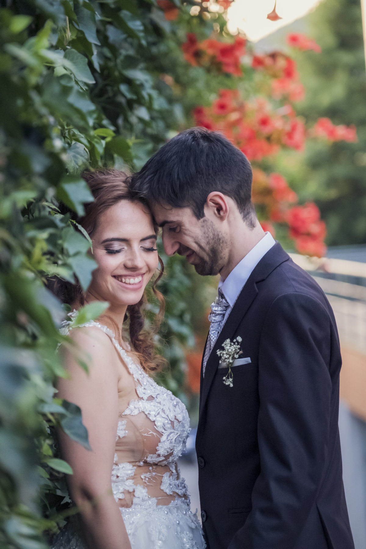 Noivos felizes  na vegetação 