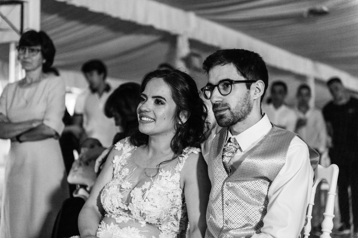 Noivos choram ao ver a surpresa dos convidados