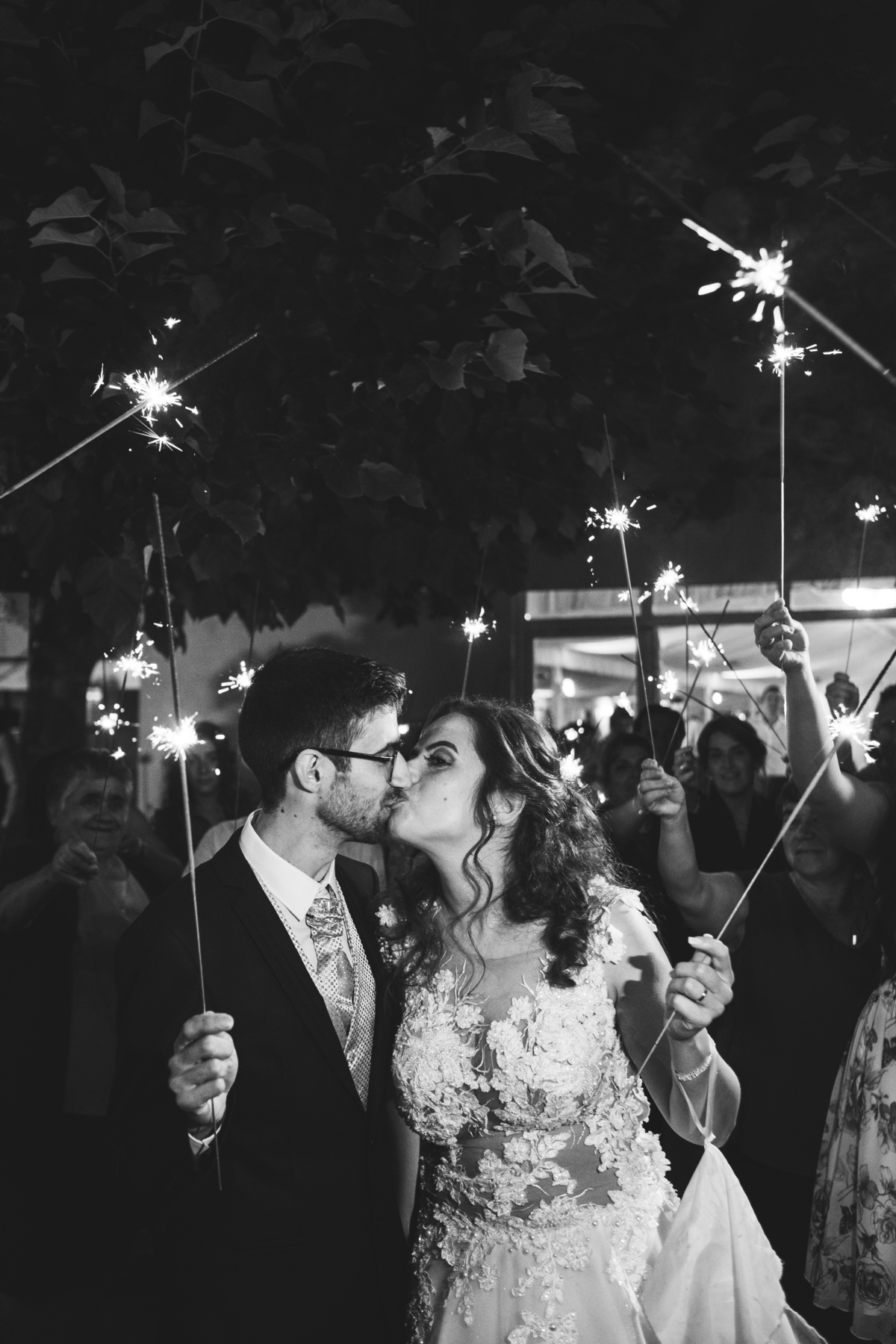 Beijo no inicio do corte de bolo