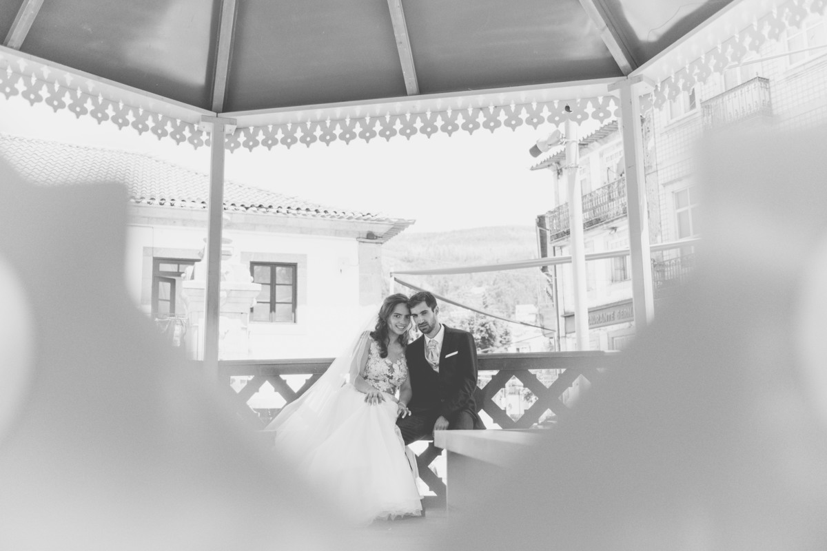 Noivos num belo dia em Arouca coma fotografia a preto e branco