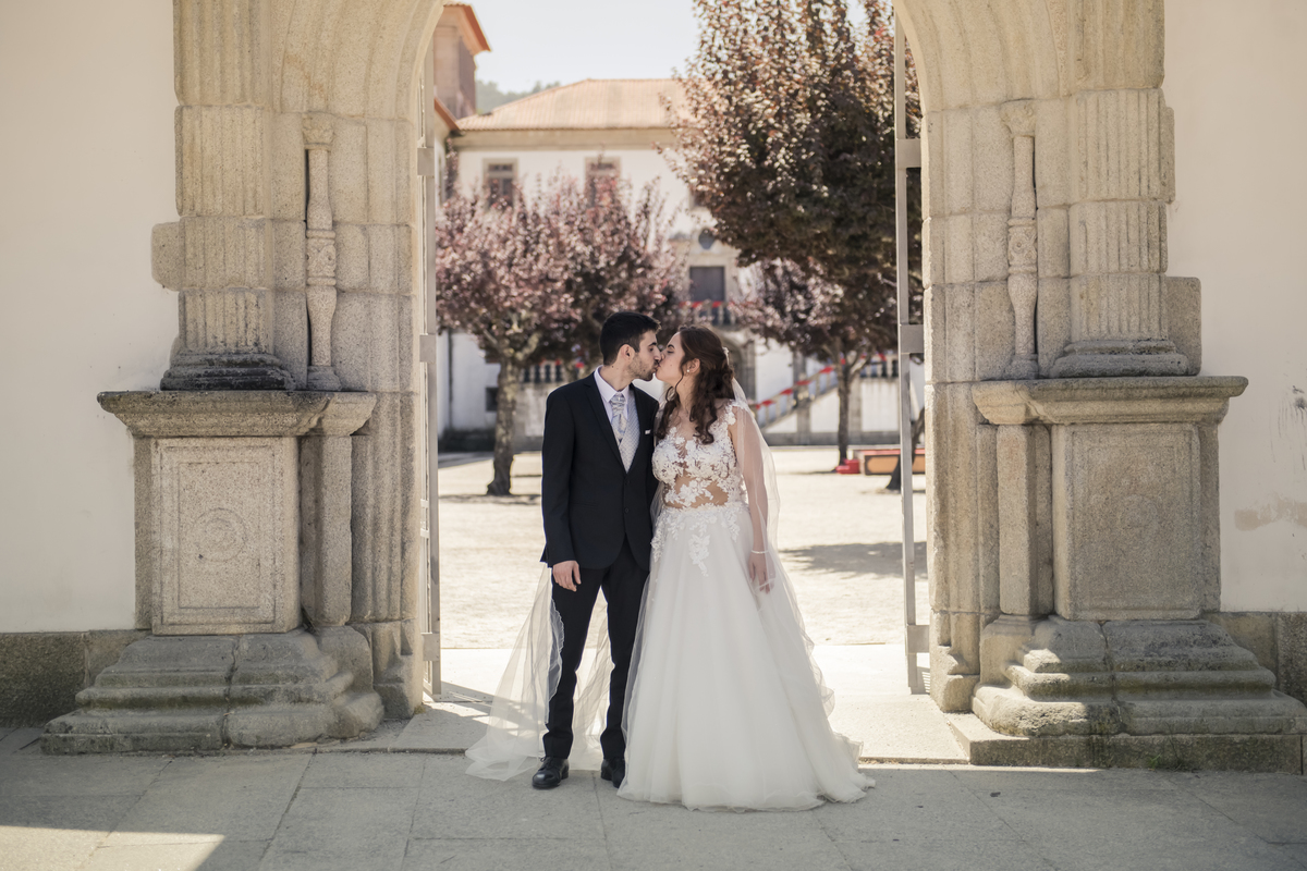 Convento de Arouca com os noivos a darem o beijo do amor